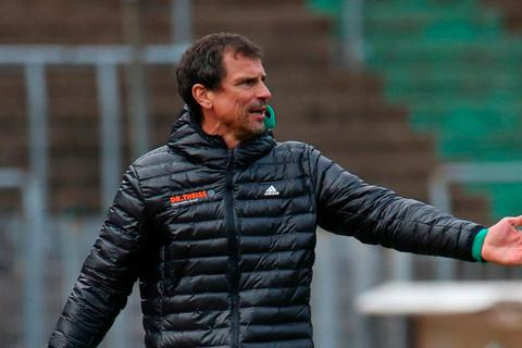 Es läuft noch nicht alles rund: Trainer Matthias Mink, der mit dem FC Homburg zurück zu seinem Ex-Verein TSV Steinbach Haiger kehrt, bremst die Aufstiegserwartungen beim FCH. Foto: dpa  