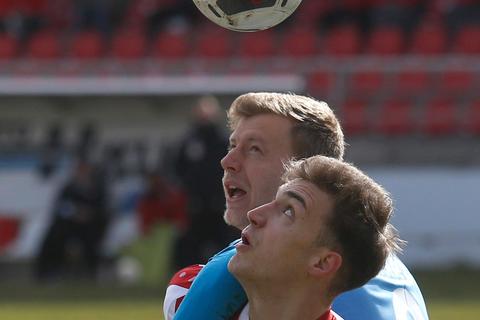 Der muss mal ins Tor: Jonas Arcalean beschwört den Ball. Fotos: Ben, Bär 