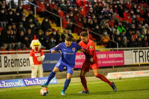 Gießens Aykut Öztürk (l.), eigentlich eher vorne zu finden, ist sich nicht zu schade dafür, gegen Sasa Strujic den Ball zu behaupten. Foto: Björn Franz 