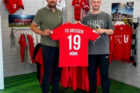 Neuer Mann für den FC Gießen: Louis Münn (rechts). Foto: FC Gießen 