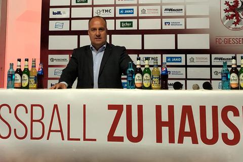 Pressekonferenz im VIP-Zelt: Turgay Schmidt erhebt massive Vorwürfe gegen die Offensive GmbH. Foto: Halling 
