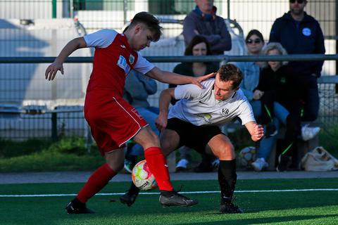 Schmeichelhafter Heimsieg: Wormatias Luca Putzer (rotes Trikot), hier gegen VfB-Kicker Nils Schäfer, hatte das glücklichere Ende für sich. © pakalski-press/Christine Dirigo