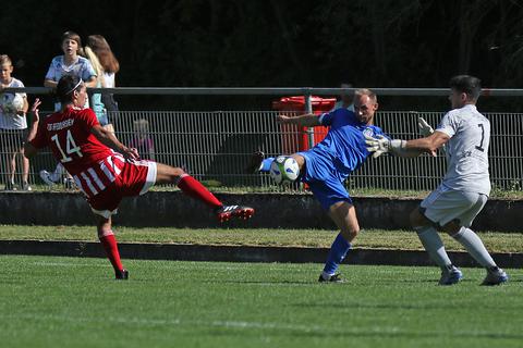 Fu�ball, Bezirksliga, TSG Pfeddersheim II (rot) � SV Horchheim (blau). Baris Barut (rot), Fabian Sombetzki, Pfeddersheim-Keeper Patrick Stofleth.
Foto: Christine Dirigo/ pakalski-press
