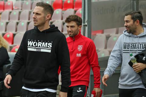 Maximilian Mehring, hinter ihm Sandro Loechelt und Co-Trainer Mario Cuc (r.), weiß aus Erfahrung, was Insolvenzen von Liga-Konkurrenten für den Liga-Alltag bedeuten. Nichts Gutes. Foto: pakalski-press/ Christine Dirigo