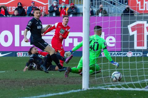 Durch die Beine ins Glück: Marlon Ritter erzielt den FCK-Siegtreffer gegen Verl. Foto: imago/Fotostand