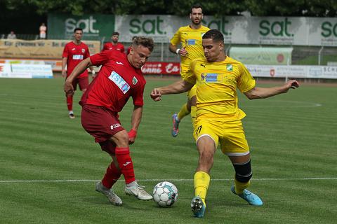Fu�ball, Oberliga, VfR Wormatia Worms (rot) � SV Alemannia Waldalgesheim (gelb). Maximilian Fesser (rot), Karim Zeghli. 
Foto: Christine Dirigo/ pakalski-press
