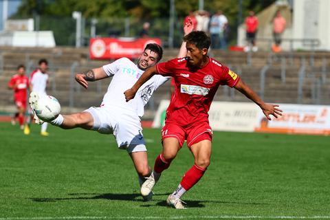 Langes Bein: Wormatias Vincent Haber (links) kommt vor Koblenz-Spieler Nao Oriyama an den Ball.