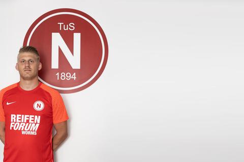 An den Gegenspielern und dem Torhüter vorbei: Seit dieser Saison geht Kevin Bernhardt für die TuS Neuhausen auf Torejagd. Seine Treffer erzielt der bullige Angreifer mit dem rechten und dem linken Fuß. Mit dem Kopf eher seltener. Fotos: fupa/Wolff