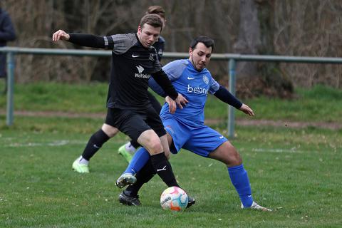 Fußball, A-Klasse, SG Altrhein (schwarz) – SV Horchheim II (blau). Max Klingsporn (schwarz), Fabio Labella.
Foto: pakalski-press/ Christine Dirigo