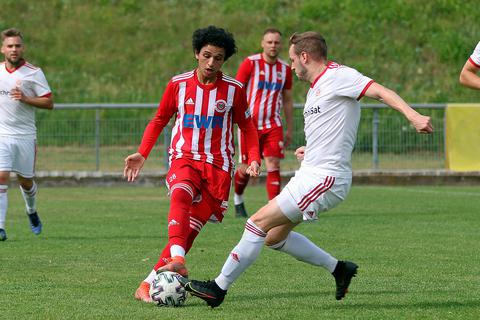 TSG-Offensivspieler Aymen Chahloul (rot) und seine Kollegen blieben gegen Salmrohr ohne eigenen Treffer. Foto: pakalski-press/Dirigo 