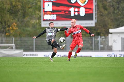 Enges Duell zwischen dem Wormser Kapitän Sandro Loechelt (links) und dem Balinger Leander Vochatzer.