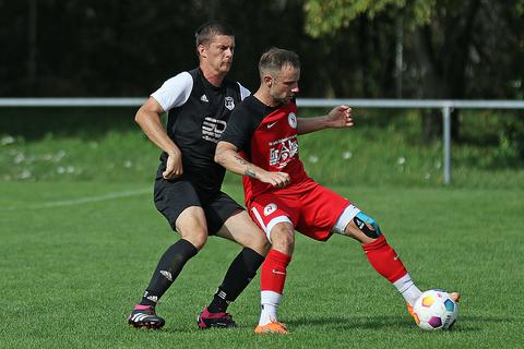 Fu�ball, Bezirksliga, TuS Neuhausen (rot) � FSV 1946 Saulheim (schwarz). Dominik Amrugiewicz (rot), Carsten Diehl.
Foto: Christine Dirigo/ pakalski-press