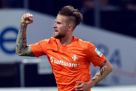 Die Haare länger, die Torgefahr die gleiche: Tobias Kempe feiert am 11. Mai 2015 seinen Siegtreffer beim Karlsruher SC.  Foto: dpa 