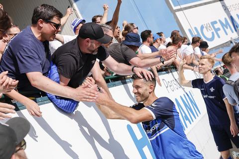 Klaus Gjasula wird von den Fans geherzt.