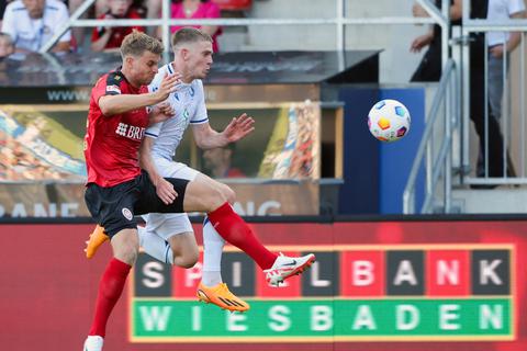 Voll eingeschlagen: Marcus Mathisen (links) – hier im Zweikampf mit KSC-Spieler David Herold – ist ein Bilderbuchtransfer der Marke SVWW.