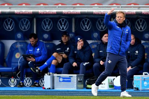 Allzu ruhig ist er nie an der Seitenlinie: Lilien-Trainer Markus Anfang geht meistens 90 Minuten lang mit. Foto: Florian Ulrich
