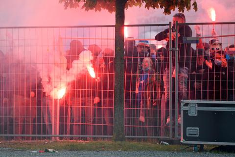 Am Boden war die Stimmung am 23. Mai 2021 vor dem Holstein-Stadion, wo Fans der Kieler den Aufstieg feiern wollten. Nachdem dies wegen der 2:3-Niederlage gegen den SV 98 nicht gelungen war, wurde minutenlang Pyrotechnik entzündet. Foto: Kevin Voigt 
