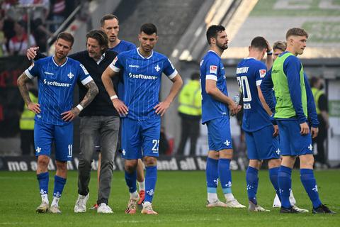 Auch als Tröster war Carsten Wehlmann in dieser Saison immer wieder mal gefragt – wie hier nach dem 1:2 in Düsseldorf. Foto: Jan Hübner