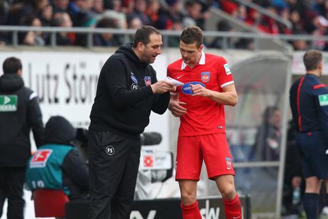 Man kennt und schätzt sich: Mathias Wittek im März 2015 mit seinem damaligen Heidenheimer Trainer Frank Schmidt, der seit mittlerweile fünfzehneinhalb Jahren dort tätig ist.