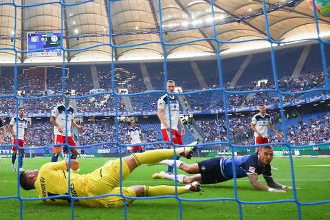 Darmstadts Phillip Tietz (r) trifft zum 0:2 gegen Hamburgs Torwart Daniel Heuer Fernandes.  Foto: Christian Charisius/dpa