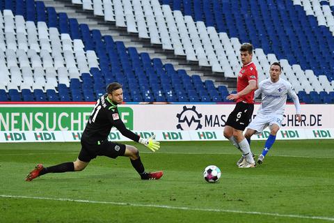 Zwei Treffer kassierte Hannover 96-Torwart Esser von den Lilien. Foto: Jan Hübner