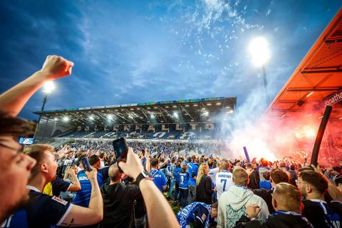 Es eskaliert: Lilien-Fans nach dem Abpfiff.