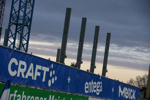 So schaut es derzeit auf der Baustelle im Merck-Stadion aus: Die Stützen für die Konstruktion der neuen Haupttribüne sind schon sichtbar. Foto: Joaquim Ferreira