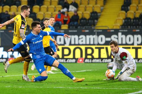 Mathias Honsak erzielt in der Nachspielzeit den 1:0-Siegtreffer für die Lilien.  Foto: Michael Taeger 
