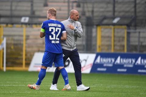 Kapitän und Trainer unter sich: Fabian Holland (links) und Torsten Lieberknecht. Foto: Jan Hübner