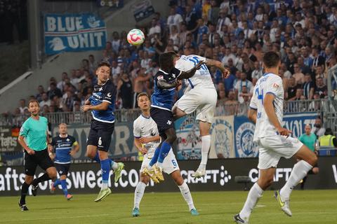 Lilie Braydon Manu und Ryan Malone vom Gegner Rostock kämpfen am Böllenfalltor um den Ball. Foto: Hasan Bratic/dpa  