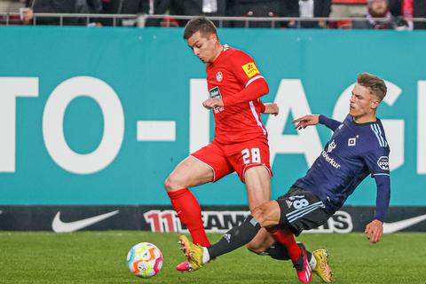 Wohl ohne Zukunft beim FCK: Nicolas de Roussel de Preville hier im Zweikampf mit Miro Muheim vom HSV.