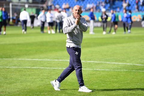 Beliebt bei der Mannschaft und auch bei den Fans: Torsten Lieberknecht auf der Ehrenrunde nach dem 4:0-Erfolg gegen Hannover 96. Foto: Florian Ulrich