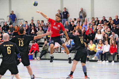 Handball könnte unter Regie des Handballverbands Rheinhessen ab Ende Oktober wieder gespielt werden. Nicht aber vor so vielen Zuschauern wie in diesem Spiel vor einem Jahr zwischen Ingelheim und TV Alzey. Archivfoto: Thomas Schmidt