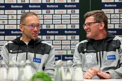 
Gute Miene zur schwierigen Lage bei der HSG Wetzlar: Hrvoje Horvat (l.) ist der neue Cheftrainer und genießt das Vertrauen des Sportlichen Leiters Jasmin Camdzic.
