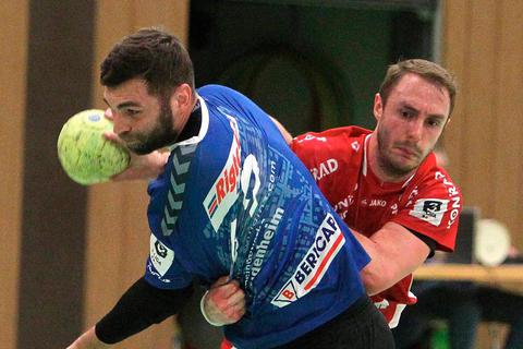 Erst das Tor, dann die Zeitstrafe: Für Philipp Becker (links, in einem früheren Spiel) läuft die Partie in Menden nach einer trainingsfreien Woche nicht optimal.  Archivfoto: hbz/Jörg Henkel 