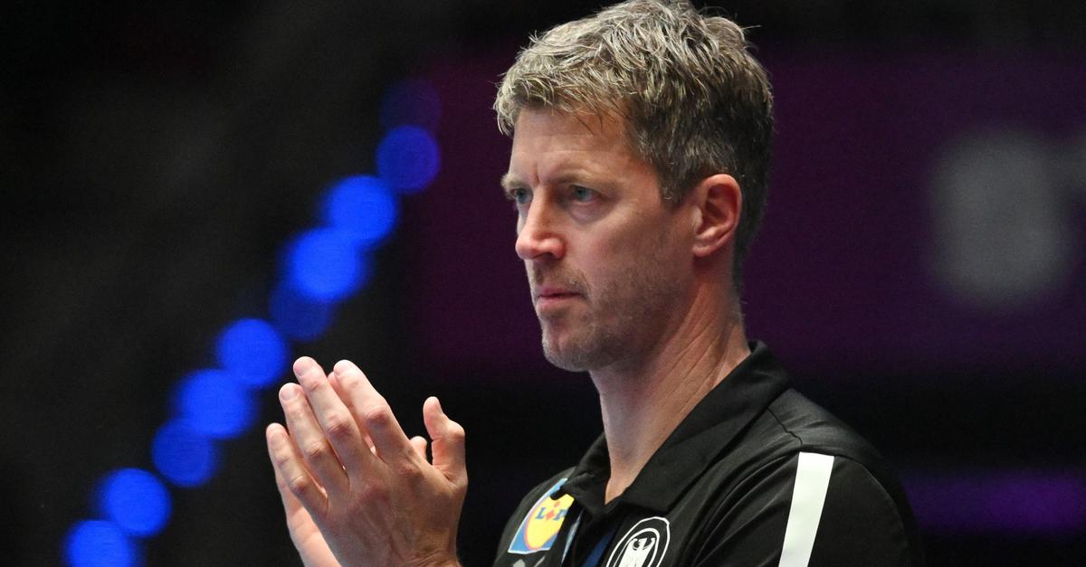 Bundestrainer-k-mpft-f-r-Public-Viewing-an-seiner-Schule