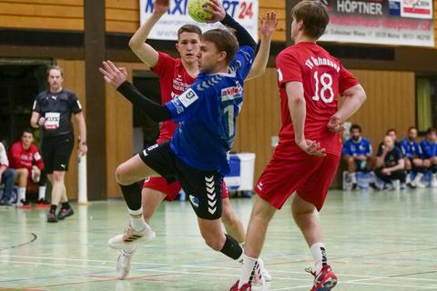 Finnian Lutze (in Blau) ist in der Budenheimer Offensive ein Aktivposten. Er trifft gegen Gelnhausen dreimal. Foto: hbz/Sämmer