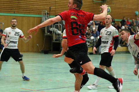 Handball, Oberliga; HSG Worms (rot-schwarz) – VTZ Saarpfalz (weiß-schwarz). Marvin Seyfried (rot-schwarz).
Foto: pakalski-press/ Christine Dirigo