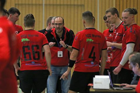 Handball, Oberliga; HSG Worms (rot-schwarz) – VTZ Saarpfalz (weiß-schwarz). HSG-Trainer Marco Tremmel.
Foto: pakalski-press/ Christine Dirigo