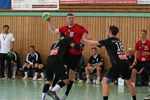 Handball, Oberliga; HSG Worms (rot-schwarz) � SG Saulheim (schwarz). Tim Knobel (rot-schwarz), Markus Sieben (7), Mathias Konrad (18).
Foto: pakalski-press/ Christine Dirigo