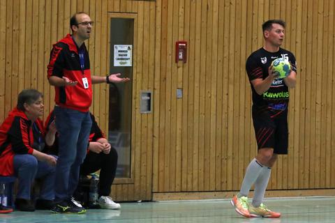 Handball, Oberliga; HSG Worms (rot-schwarz) – TV Homburg(schwarz). HSG-Trainer Marco Tremmel (rot-schwarz), Homburg-Star Yves Kunkel.
Foto: pakalski-press/ Christine Dirigo