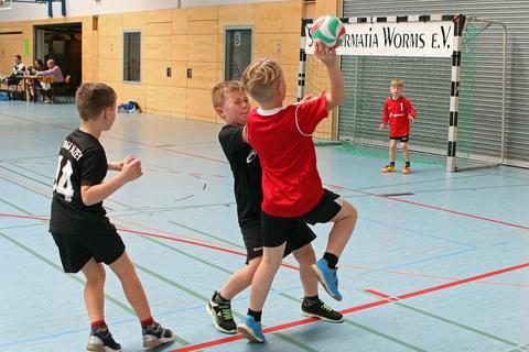 Mit Eifer und Ehrgeiz gingen die jungen Handballer in das Mini-Turnier von Wormatia Worms. Foto: BilderKartell/Christine Dirigo