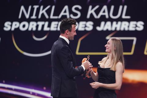Familienbande auf der großen Bühne: Emma Kaul überreicht ihrem großen Bruder Niklas die „Sportler des Jahres“-Trophäe.