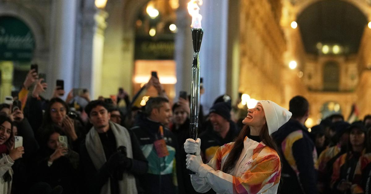 -rger-vor-Er-ffnungsfeier-um-Nationalhymne