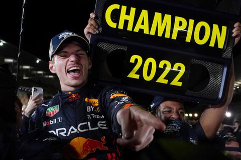 Max Verstappen bejubelt in Suzuka seinen zweiten WM-Titel - von dem der Niederländer aber bei der Zieldurchfahrt noch nichts wusste. Foto: dpa 