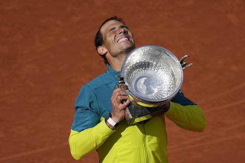 Rafael Nadal stemmt nach seinem Sieg bei den French Open den Pokal in die Höhe. Foto: Christophe Ena/AP/dpa