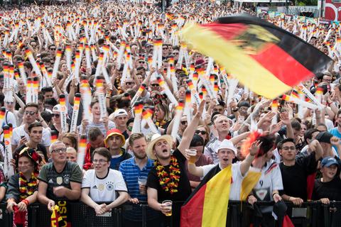 Ein Bild aus vergangenen Tagen: Besucher verfolgen zusammen beim Public Viewing ein Spiel der Deutschen Fußball-Nationalmannschaft. Archivfoto: dpa