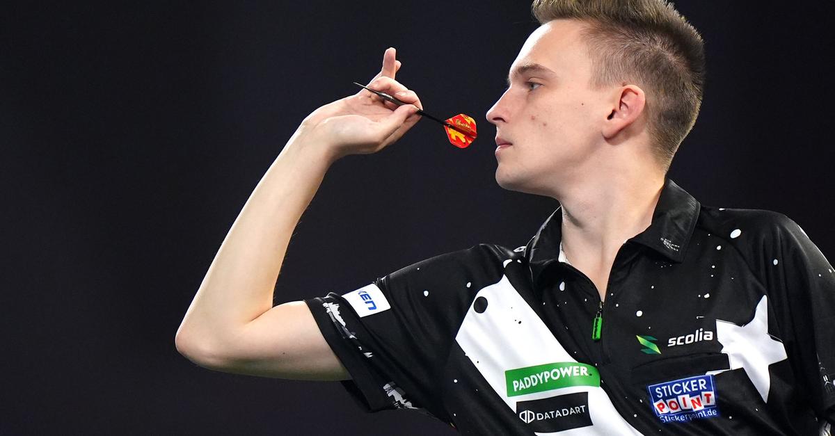 -Schwarz-vor-Augen-Deutscher-Darts-Profi-leidet-in-London