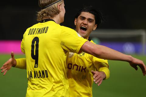 Dortmunds Torschütze Erling Haaland (l) feiert mit Mahmoud Dahoud das Tor zum 0:2 im DFB-Pokalfinale gegen Leipzig.  Foto: dpa
