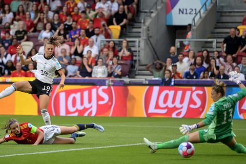 Deutschlands Klara Bühl (hinten) erzielt das Tor zum 1:0 gegen Spanien.  Foto: dpa/ Sebastian Gollnow